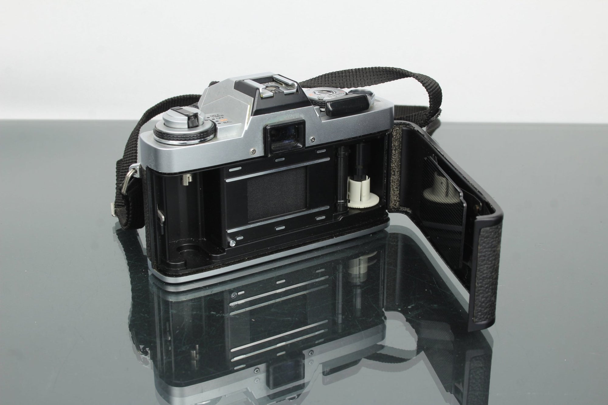 Minolta XG - 1 + MD 50mm 1:1.7 - Dutch|Thrift